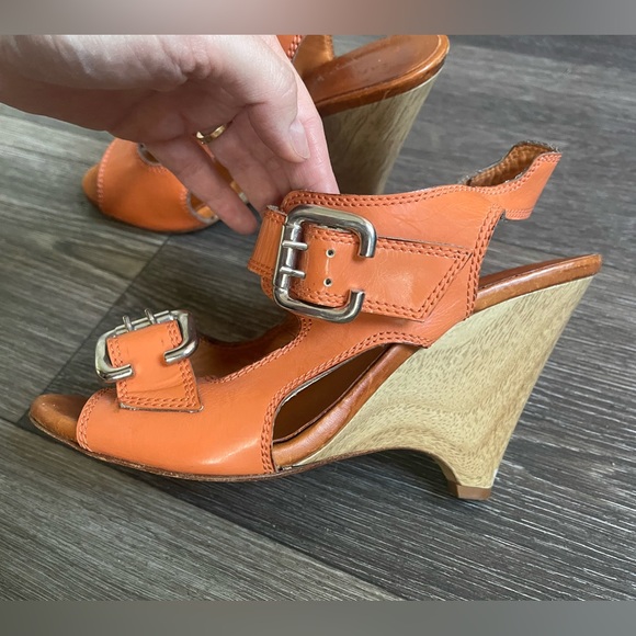 Latitude Femme orange genuine leather buckle platform sandals. - Picture 3 of 11